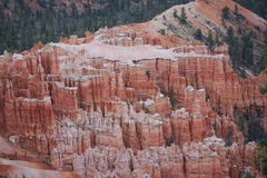 Размывание hoodoo каньона Bryce драматическое стоковое изображение Размывание hoodoo каньона Bryce драматическое стоковое изображение