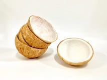 Раковина мяса кокоса, белых, пушистого и кокоса, русый, заскрежетанный и штабелированный изолированный на белой предпосылке стоковые фото Раковина мяса кокоса, белых, пушистого и кокоса, русый, заскрежетанный и штабелированный изолированный на белой предпосылке стоковые фото
