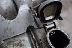 Раскройте обложку старого бочонка металла с неизвестным веществом внутрь стоковые изображения Раскройте обложку старого бочонка металла с неизвестным веществом внутрь стоковые изображения