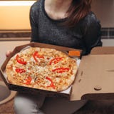Раскрытая коробка с вкусной округленной итальянской пиццей стоковое изображение rf Раскрытая коробка с вкусной округленной итальянской пиццей стоковое изображение rf