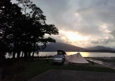 Располагаться лагерем на банках Loch Lomond стоковая фотография Располагаться лагерем на банках Loch Lomond стоковая фотография