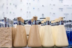 Распределитель блюда мыла для жидкостного мыла, аксессуаров bathroom керамических в бежевых и белых цветах на стекле включить в н стоковая фотография rf Распределитель блюда мыла для жидкостного мыла, аксессуаров bathroom керамических в бежевых и белых цветах на стекле включить в н стоковая фотография rf
