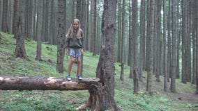 Ребенок идя в лес, природу ребенк на открытом воздухе, девушку играя в располагаясь лагерем приключении стоковое изображение rf Ребенок идя в лес, природу ребенк на открытом воздухе, девушку играя в располагаясь лагерем приключении стоковое изображение rf