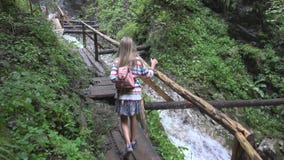 Ребенок идя в лес, природу ребенк на открытом воздухе, девушку играя в располагаясь лагерем приключении стоковые изображения rf Ребенок идя в лес, природу ребенк на открытом воздухе, девушку играя в располагаясь лагерем приключении стоковые изображения rf