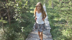 Ребенок идя в лес, природу ребенк на открытом воздухе, девушку играя в располагаясь лагерем приключении стоковое изображение rf Ребенок идя в лес, природу ребенк на открытом воздухе, девушку играя в располагаясь лагерем приключении стоковое изображение rf