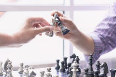 Рука диаграммы шахмат бизнесмена двигая стратегия, игра шахматной доски для идей и конкуренция и стратегия стоковое фото Рука диаграммы шахмат бизнесмена двигая стратегия, игра шахматной доски для идей и конкуренция и стратегия стоковое фото