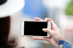 Рука женщины используя умный телефон с пустым экраном над предпосылкой нерезкости, делом и технологией, насмешливым сети онлайн в стоковые фотографии rf Рука женщины используя умный телефон с пустым экраном над предпосылкой нерезкости, делом и технологией, насмешливым сети онлайн в стоковые фотографии rf