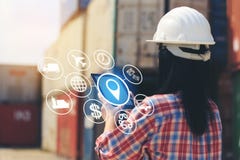 Рука инженера держа цифровой планшет с hologram на передней предпосылке экспорта контейнера и импорта, технологии и деле бесплатная иллюстрация Рука инженера держа цифровой планшет с hologram на передней предпосылке экспорта контейнера и импорта, технологии и деле бесплатная иллюстрация