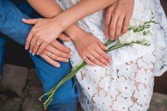Руки жениха и невеста лежат на букете цветков взгляд сверху венчание стоковая фотография Руки жениха и невеста лежат на букете цветков взгляд сверху венчание стоковая фотография