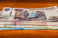 Русские банкноты штабелированные на таблице стоковое фото Русские банкноты штабелированные на таблице стоковое фото
