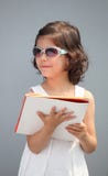 Óculos de sol desgastando e sorriso da menina bonito foto de stock Óculos de sol desgastando e sorriso da menina bonito foto de stock