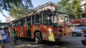 Ônibus nas ruas de Myanmar imagem de stock Ônibus nas ruas de Myanmar imagem de stock