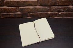 Öffnen Sie den Notizblock oder Sketchbook, die auf schwarzem Hintergrund liegen stockfotografie Öffnen Sie den Notizblock oder Sketchbook, die auf schwarzem Hintergrund liegen stockfotografie