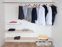 Öffnen Sie Garderobe Weißer Wandschrank Mit Sauberer Kleidung, Hemden