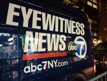 Ögonvittnenyheterna, för TVTV-sändning för abc 7 NY skåpbil för nyheterna, NYC, USA arkivfoto Ögonvittnenyheterna, för TVTV-sändning för abc 7 NY skåpbil för nyheterna, NYC, USA arkivfoto