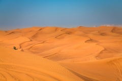 Ökensolnedgångexponering nära Dubai, Förenade Arabemiraten royaltyfria foton Ökensolnedgångexponering nära Dubai, Förenade Arabemiraten royaltyfria foton