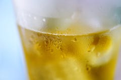 Ölexponeringsglas - tätt av bubblaöl råna upp med vattendroppe royaltyfria foton Ölexponeringsglas - tätt av bubblaöl råna upp med vattendroppe royaltyfria foton