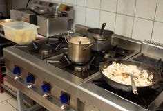Öliger und Rohgasofen in der versorgenden Küche im Restaurant, anti-gesundheitliche, unhygienische Bedingungen lizenzfreie stockfotos Öliger und Rohgasofen in der versorgenden Küche im Restaurant, anti-gesundheitliche, unhygienische Bedingungen lizenzfreie stockfotos