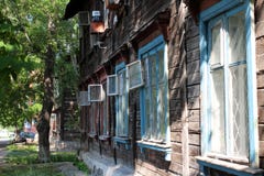 Öppen rad av Windows i ett gammalt trähus royaltyfri fotografi Öppen rad av Windows i ett gammalt trähus royaltyfri fotografi
