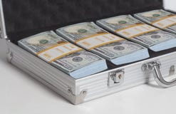 Öppen resväska med hundra buntar för dollarräkningar fotografering för bildbyråer Öppen resväska med hundra buntar för dollarräkningar fotografering för bildbyråer