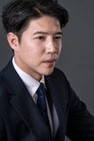 Östligt asiatiskt foto för stående för affärsmanskyttestudio arkivbild Östligt asiatiskt foto för stående för affärsmanskyttestudio arkivbild