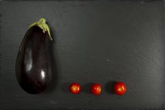 ÖVER HUVUDET BLANDNING FÖR NY GRÖNSAK FÖR SOMMAR I LINJE STILLEBEN MED AUBERGINESALLADTOMATEN PÅ SVART STENBAKGRUND royaltyfri foto ÖVER HUVUDET BLANDNING FÖR NY GRÖNSAK FÖR SOMMAR I LINJE STILLEBEN MED AUBERGINESALLADTOMATEN PÅ SVART STENBAKGRUND royaltyfri foto