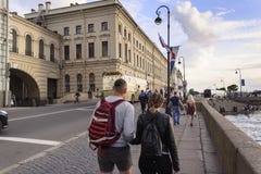 över slott för bronevanätter lyftte petersburg white för flodrussia st royaltyfri fotografi över slott för bronevanätter lyftte petersburg white för flodrussia st royaltyfri fotografi