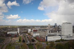 Överblick över staden av Rotterdam i Nederländerna med dess hamnar och broar över floden Oude Maas royaltyfri fotografi Överblick över staden av Rotterdam i Nederländerna med dess hamnar och broar över floden Oude Maas royaltyfri fotografi