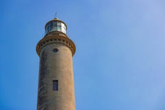 Överkanten av den gamla Maspalomas fyren mot en klar blå himmel med copyspace Fotografering för Bildbyråer Överkanten av den gamla Maspalomas fyren mot en klar blå himmel med copyspace Fotografering för Bildbyråer