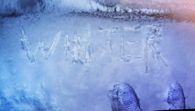 Övervintra begreppet som är skriftligt på snö vid istappordvintern, överkant VI royaltyfri fotografi Övervintra begreppet som är skriftligt på snö vid istappordvintern, överkant VI royaltyfri fotografi