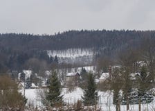Övervintra sikten på bytravnik med kapell, stuga och träd, s Royaltyfri Foto Övervintra sikten på bytravnik med kapell, stuga och träd, s Royaltyfri Foto