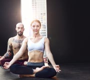 Övning för kvinnamanyoga poserar utbildningsbegrepp fotografering för bildbyråer Övning för kvinnamanyoga poserar utbildningsbegrepp fotografering för bildbyråer