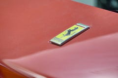Övre sikt för Ferrari logoslut av den kråma sig hästen royaltyfri bild Övre sikt för Ferrari logoslut av den kråma sig hästen royaltyfri bild