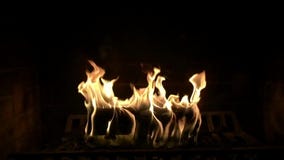 Övre sikt för oerhört mysigt älskvärt satisfying ultrarapidslut för atmosfär på den wood flammabränningen för brand i journalspis lager videofilmer Övre sikt för oerhört mysigt älskvärt satisfying ultrarapidslut för atmosfär på den wood flammabränningen för brand i journalspis lager videofilmer