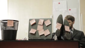 Último dia no trabalho, o homem de negócios no escritório joga os papéis no balde do lixo, sonhos das férias video estoque Último dia no trabalho, o homem de negócios no escritório joga os papéis no balde do lixo, sonhos das férias video estoque