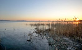 Úmbria, Itália, paisagem do lago Trasimeno no por do sol fotografia de stock Úmbria, Itália, paisagem do lago Trasimeno no por do sol fotografia de stock