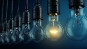 Único, unicidad, nuevo concepto de la idea - lámpara eléctrica del bulbo que brilla intensamente en fila de lámparas ilustración del vector Único, unicidad, nuevo concepto de la idea - lámpara eléctrica del bulbo que brilla intensamente en fila de lámparas ilustración del vector