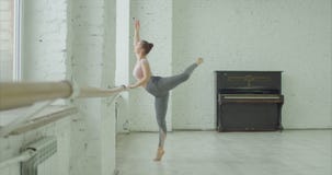 Übende Haltung der Ballerina im Tanzstudio stock video footage Übende Haltung der Ballerina im Tanzstudio stock video footage