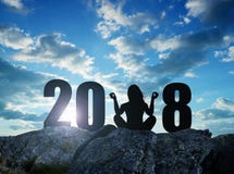 Übendes Yoga des Mädchens auf Felsen im neuen Jahr 2018 Lizenzfreies Stockbild Übendes Yoga des Mädchens auf Felsen im neuen Jahr 2018 Lizenzfreies Stockbild