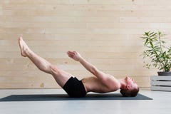 Übendes Yoga des sportlichen Mannes stockfotografie Übendes Yoga des sportlichen Mannes stockfotografie