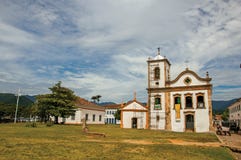 Überblick über Kopfsteinstraße mit alter Kirche und Wagen in Paraty lizenzfreie stockfotos Überblick über Kopfsteinstraße mit alter Kirche und Wagen in Paraty lizenzfreie stockfotos