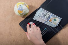 Übergeben Sie das Halten der Schwimmweste neben Dollarbanknoten, Taschenrechner stockfoto Übergeben Sie das Halten der Schwimmweste neben Dollarbanknoten, Taschenrechner stockfoto