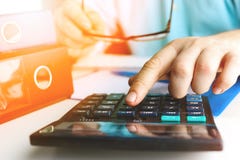 Übergeben Sie den Mann, der Finanzen tut und berechnen Sie auf Schreibtisch über Büro der Kosten zu Hause getont stockbilder Übergeben Sie den Mann, der Finanzen tut und berechnen Sie auf Schreibtisch über Büro der Kosten zu Hause getont stockbilder