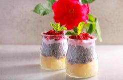 Überlagerte Frucht, Beeren- und chiasamen und Jogurtsnack stockfotografie Überlagerte Frucht, Beeren- und chiasamen und Jogurtsnack stockfotografie