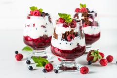 Überlagerter Nachtisch in einem Glas lizenzfreie stockfotos Überlagerter Nachtisch in einem Glas lizenzfreie stockfotos