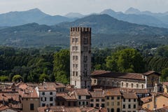 Überraschende rote Dachspitzen von Lucca bei Toskana in Italien lizenzfreie stockfotos Überraschende rote Dachspitzen von Lucca bei Toskana in Italien lizenzfreie stockfotos