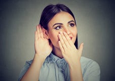 Überraschte Frau, die auf Klatsch hört lizenzfreies stockfoto Überraschte Frau, die auf Klatsch hört lizenzfreies stockfoto