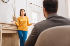 Überraschter weiblicher Patient, der ihre Gefühle ausdrückt lizenzfreies stockfoto Überraschter weiblicher Patient, der ihre Gefühle ausdrückt lizenzfreies stockfoto
