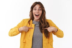 Überraschtes glückliches Mädchen, den gewinnenden Blick des unglaublichen Angebots zu empfangen, der unterhalten wurde, wunderte stockfoto Überraschtes glückliches Mädchen, den gewinnenden Blick des unglaublichen Angebots zu empfangen, der unterhalten wurde, wunderte stockfoto