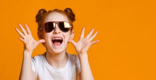 Überraschtes junges Mädchen in den Gläsern über gelbem Hintergrund stockfoto Überraschtes junges Mädchen in den Gläsern über gelbem Hintergrund stockfoto
